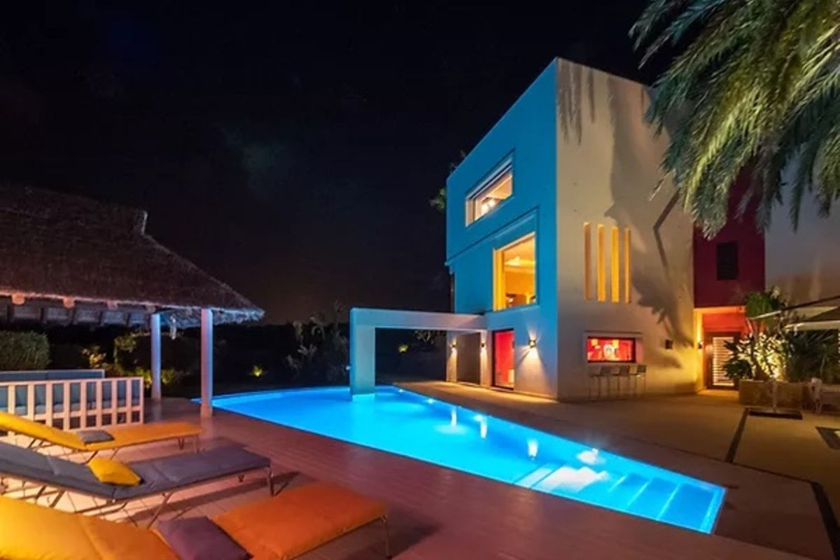 Se vende Villa - Chalet de 5 dormitorios en Costa Del Sol, Cadiz, España