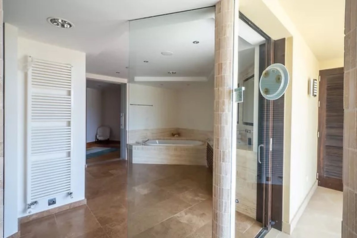 Se vende Villa - Chalet de 5 dormitorios en Costa Del Sol, Cadiz, España