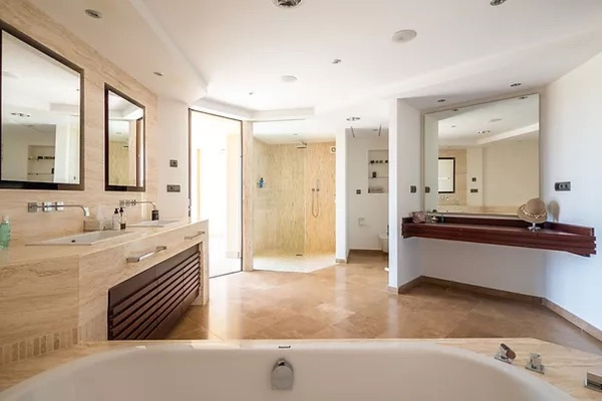 Se vende Villa - Chalet de 5 dormitorios en Costa Del Sol, Cadiz, España