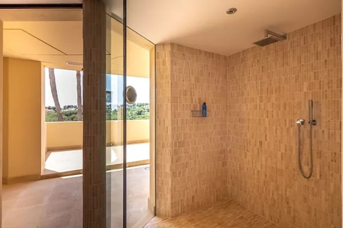 Se vende Villa - Chalet de 5 dormitorios en Costa Del Sol, Cadiz, España