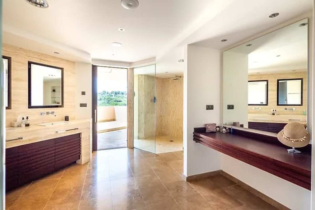Se vende Villa - Chalet de 5 dormitorios en Costa Del Sol, Cadiz, España