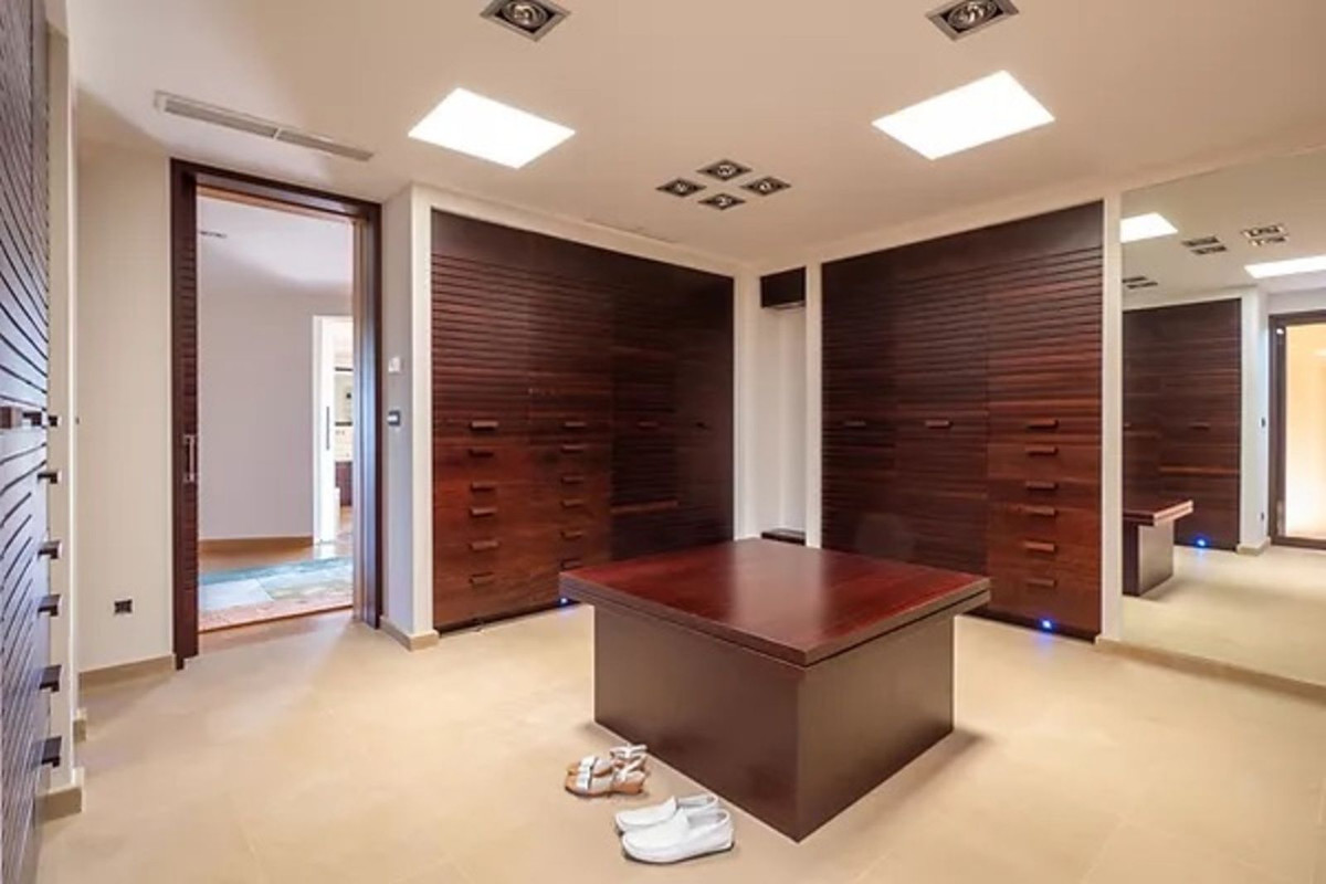Se vende Villa - Chalet de 5 dormitorios en Costa Del Sol, Cadiz, España