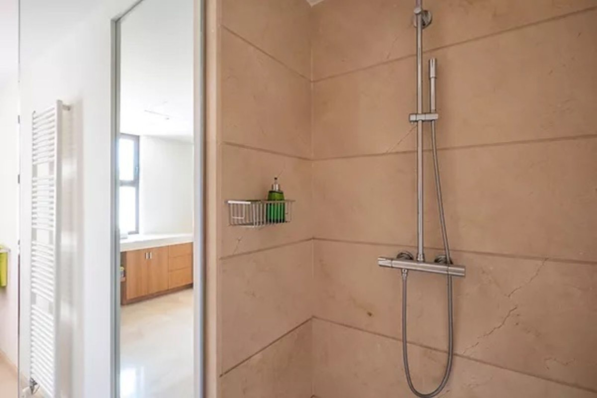 Se vende Villa - Chalet de 5 dormitorios en Costa Del Sol, Cadiz, España