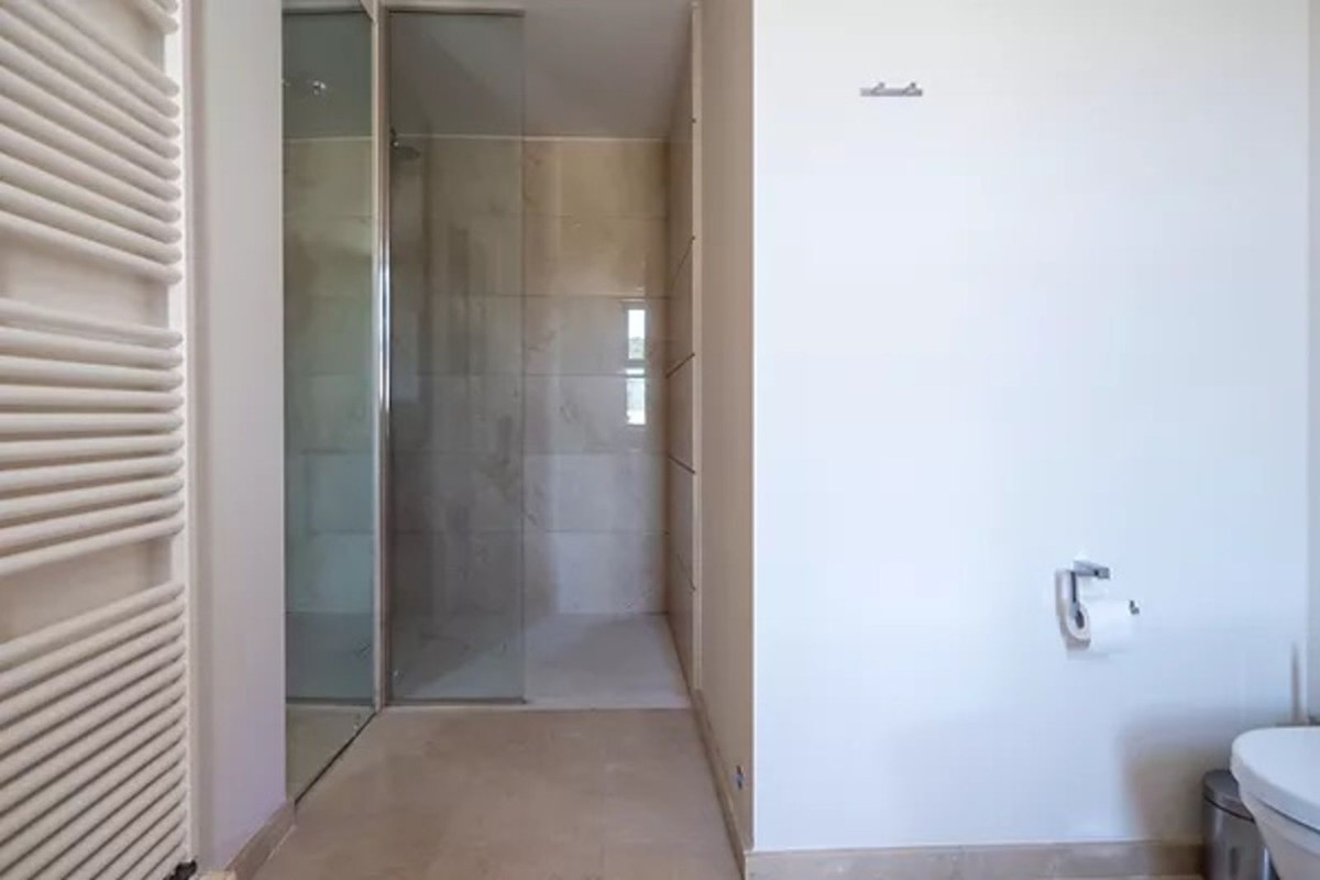 Se vende Villa - Chalet de 5 dormitorios en Costa Del Sol, Cadiz, España