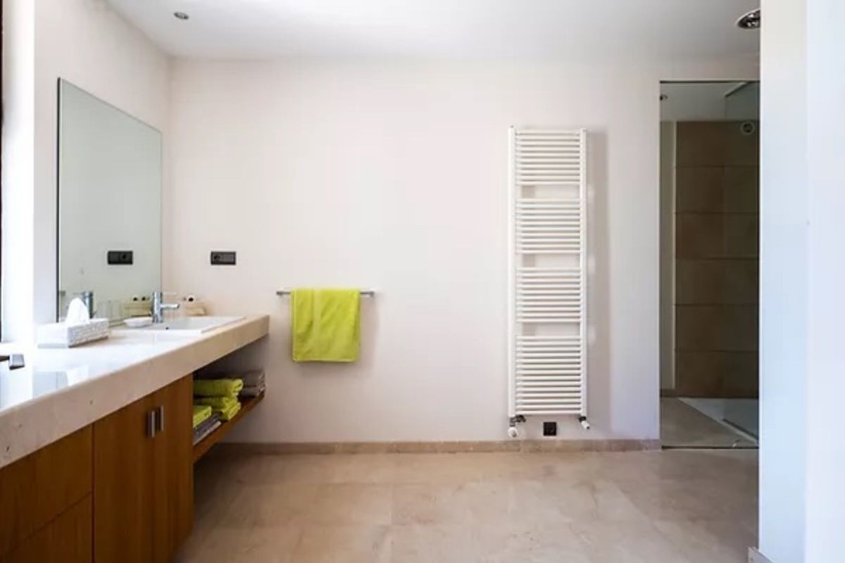 Se vende Villa - Chalet de 5 dormitorios en Costa Del Sol, Cadiz, España