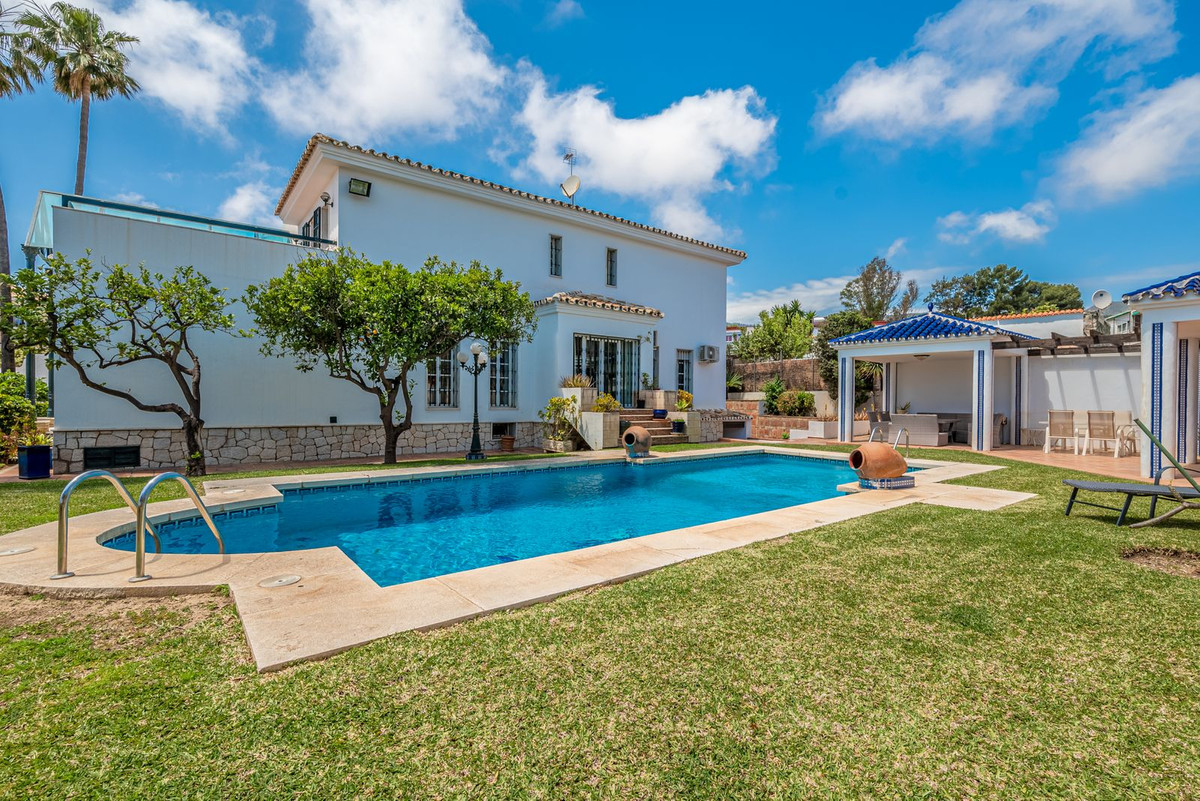 Se vende Villa - Chalet de 4 dormitorios en Costa Del Sol, Málaga, España