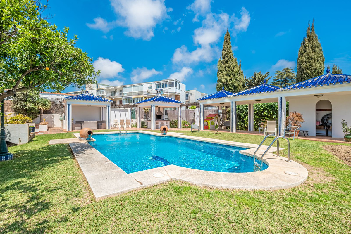 Se vende Villa - Chalet de 4 dormitorios en Costa Del Sol, Málaga, España