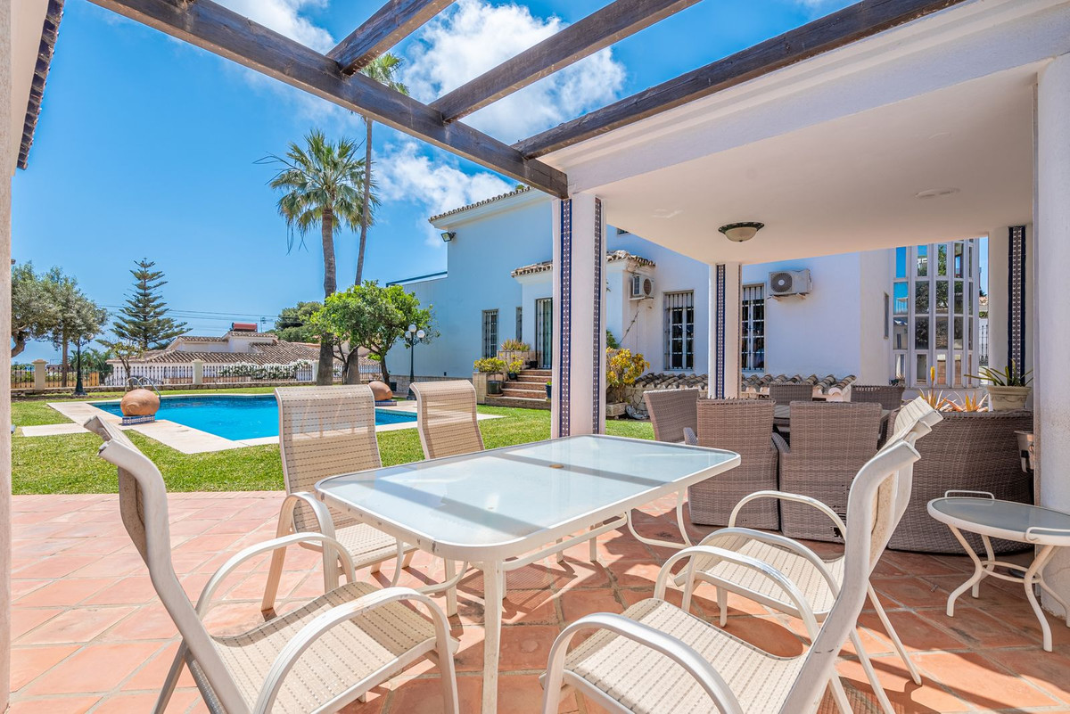 Se vende Villa - Chalet de 4 dormitorios en Costa Del Sol, Málaga, España