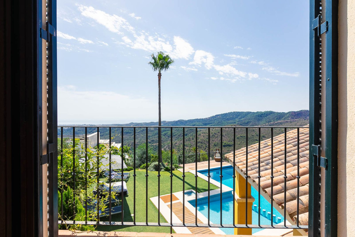 5 Bed Townhouse for sale in Benahavís Costa Del Sol, Málaga, Spain