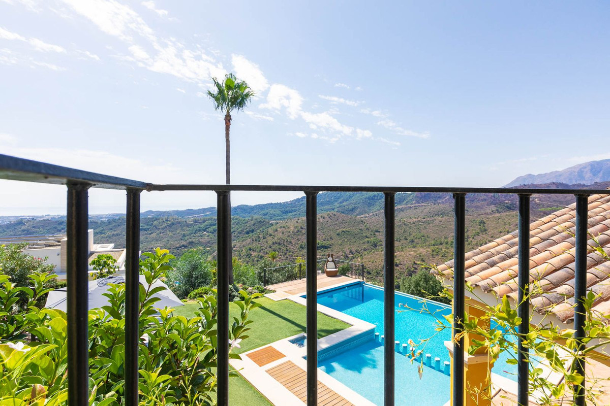 5 Bed Townhouse for sale in Benahavís Costa Del Sol, Málaga, Spain