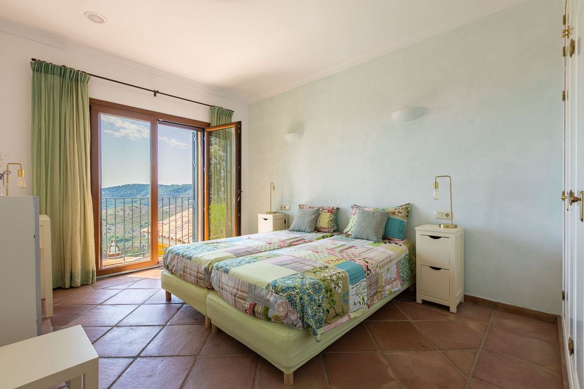 5 Bed Townhouse for sale in Benahavís Costa Del Sol, Málaga, Spain