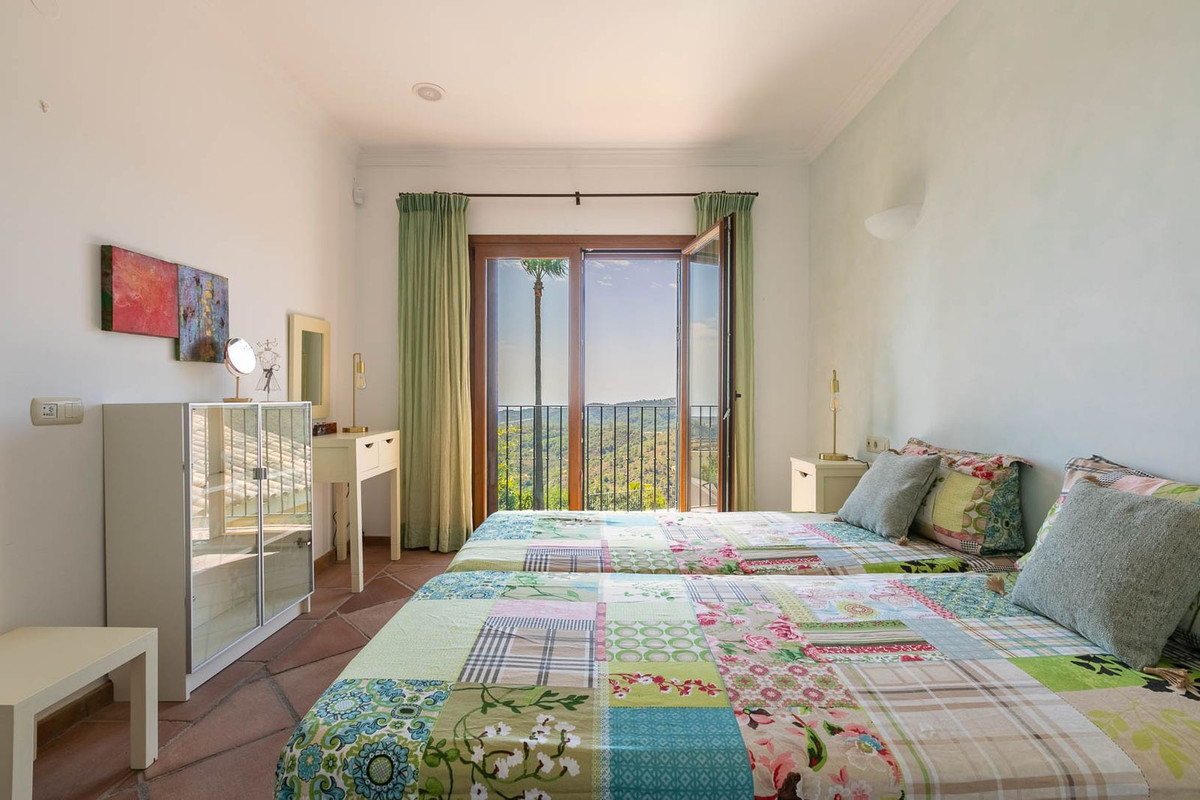 5 Bed Townhouse for sale in Benahavís Costa Del Sol, Málaga, Spain