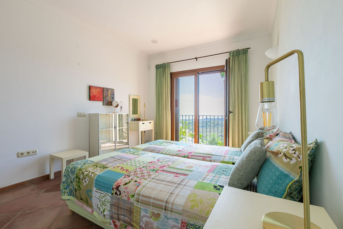5 Bed Townhouse for sale in Benahavís Costa Del Sol, Málaga, Spain