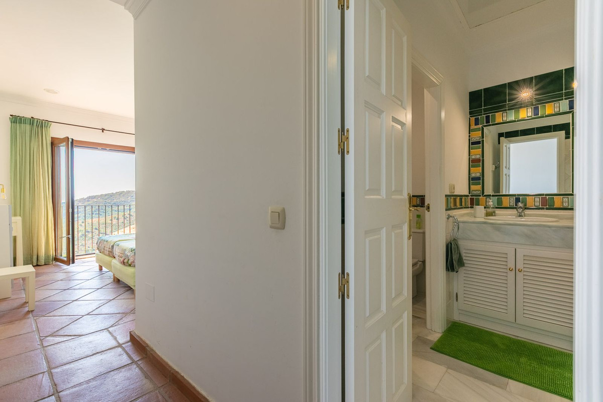 5 Bed Townhouse for sale in Benahavís Costa Del Sol, Málaga, Spain