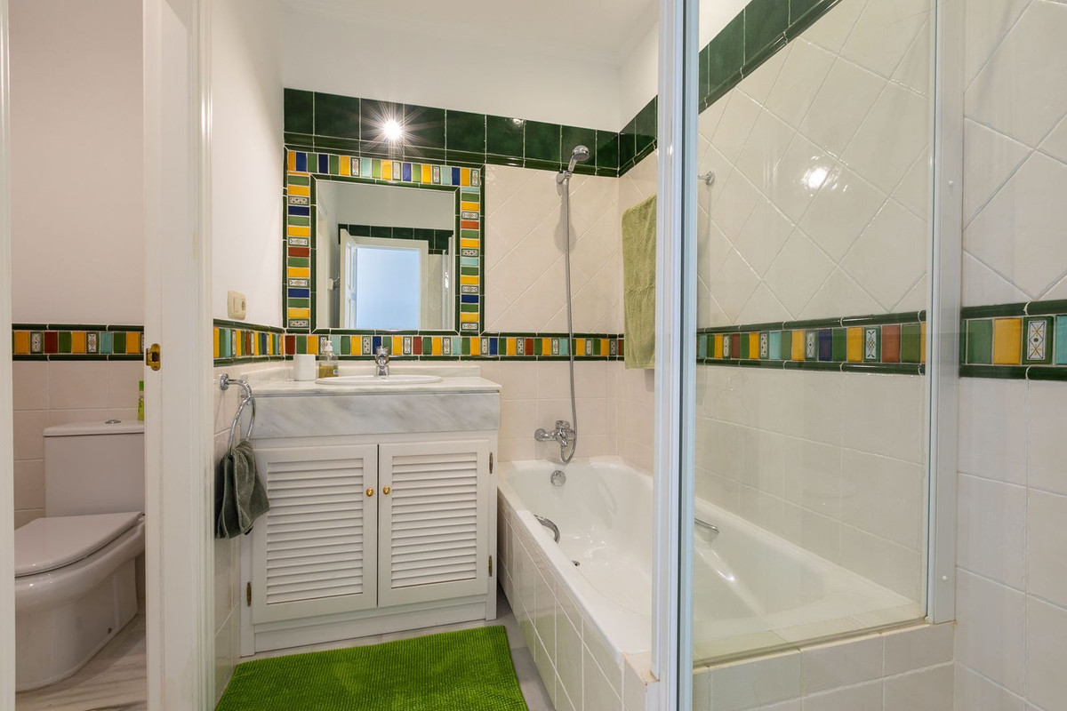 5 Bed Townhouse for sale in Benahavís Costa Del Sol, Málaga, Spain