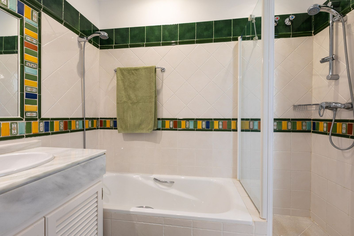 5 Bed Townhouse for sale in Benahavís Costa Del Sol, Málaga, Spain