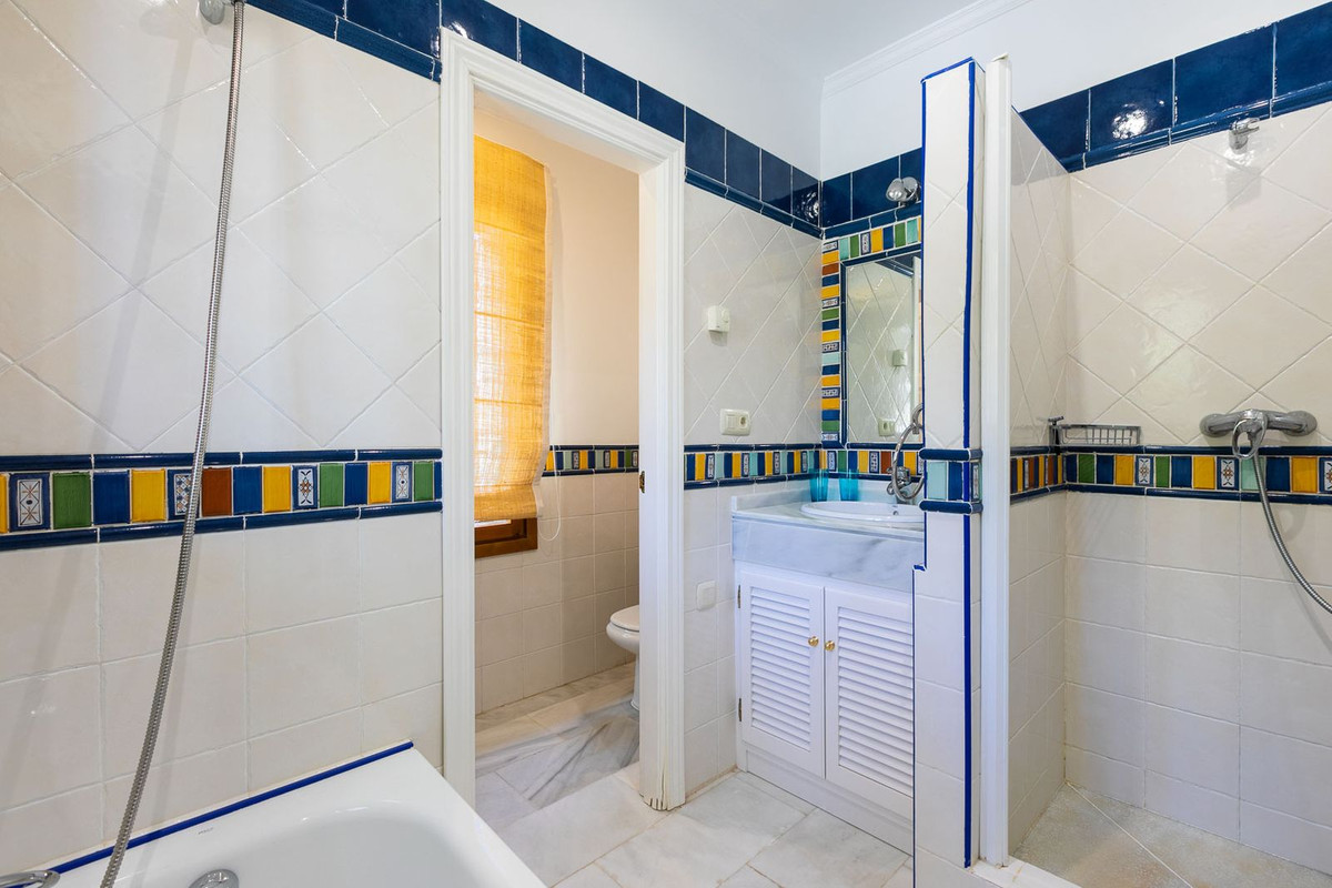 5 Bed Townhouse for sale in Benahavís Costa Del Sol, Málaga, Spain