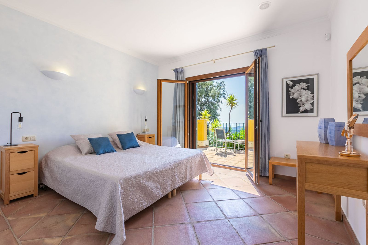 5 Bed Townhouse for sale in Benahavís Costa Del Sol, Málaga, Spain