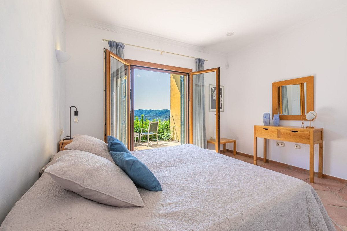 5 Bed Townhouse for sale in Benahavís Costa Del Sol, Málaga, Spain