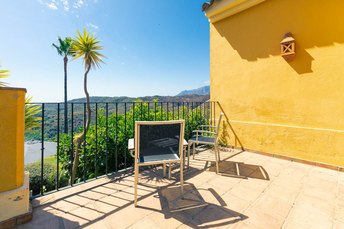 5 Bed Townhouse for sale in Benahavís Costa Del Sol, Málaga, Spain
