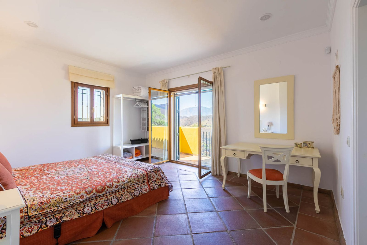 5 Bed Townhouse for sale in Benahavís Costa Del Sol, Málaga, Spain