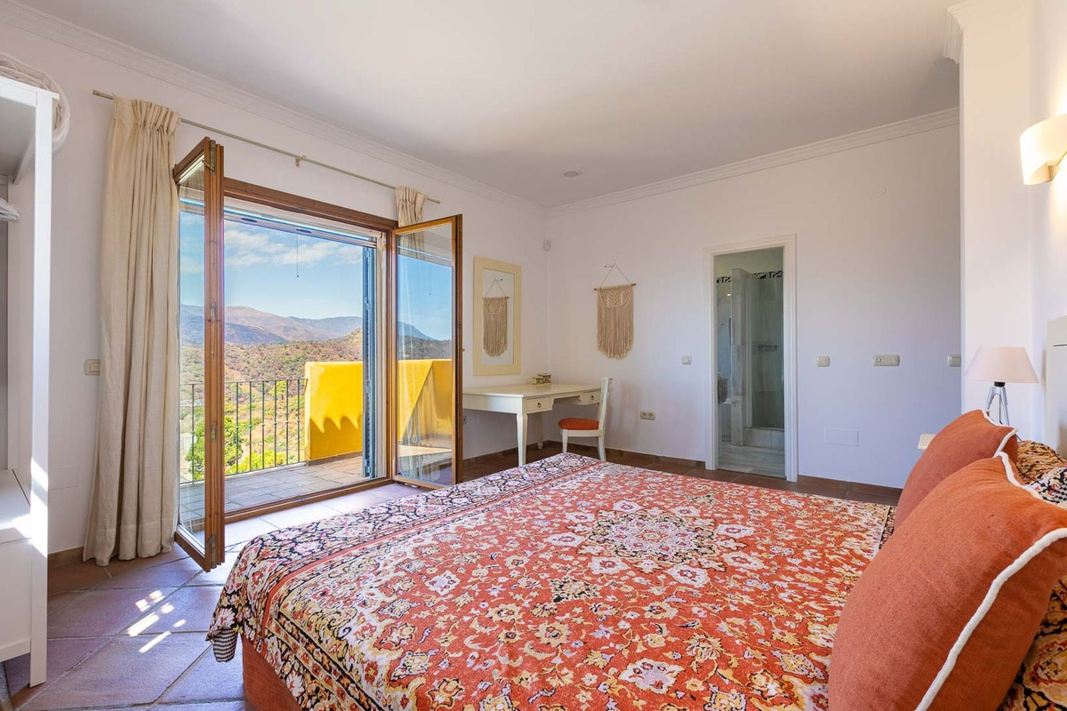 5 Bed Townhouse for sale in Benahavís Costa Del Sol, Málaga, Spain