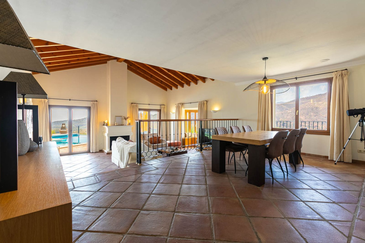 5 Bed Townhouse for sale in Benahavís Costa Del Sol, Málaga, Spain