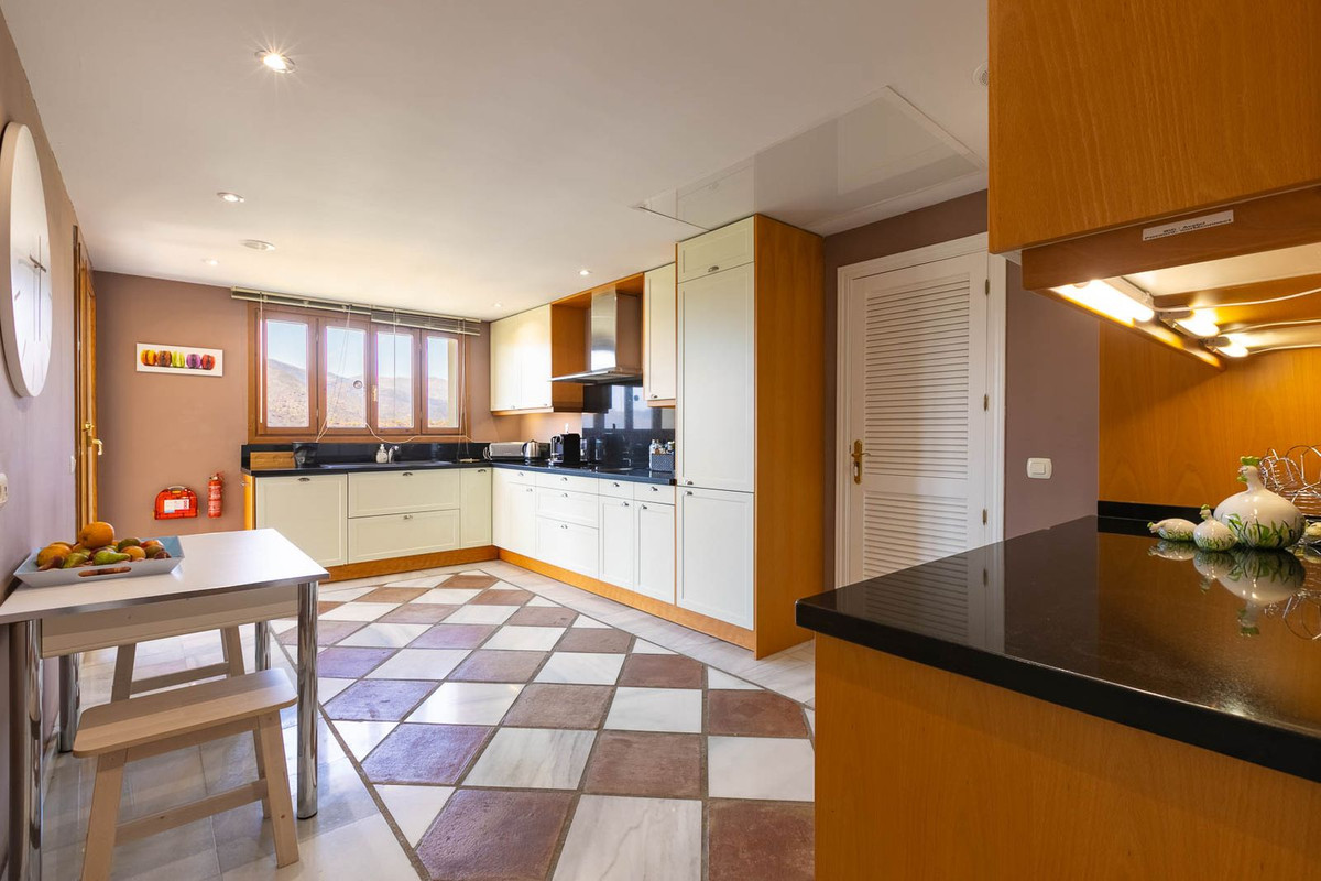 5 Bed Townhouse for sale in Benahavís Costa Del Sol, Málaga, Spain