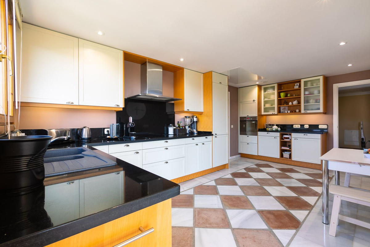 5 Bed Townhouse for sale in Benahavís Costa Del Sol, Málaga, Spain