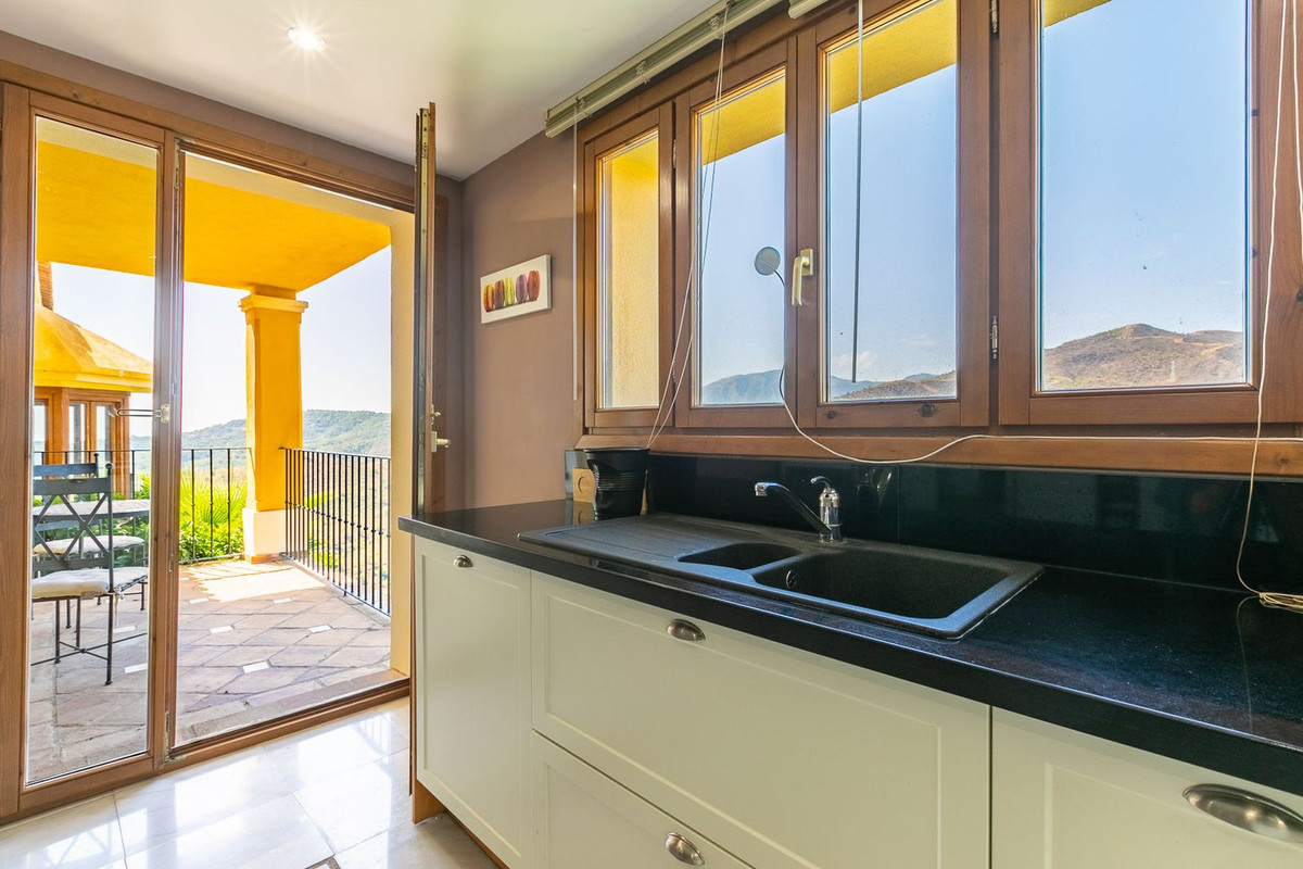 5 Bed Townhouse for sale in Benahavís Costa Del Sol, Málaga, Spain
