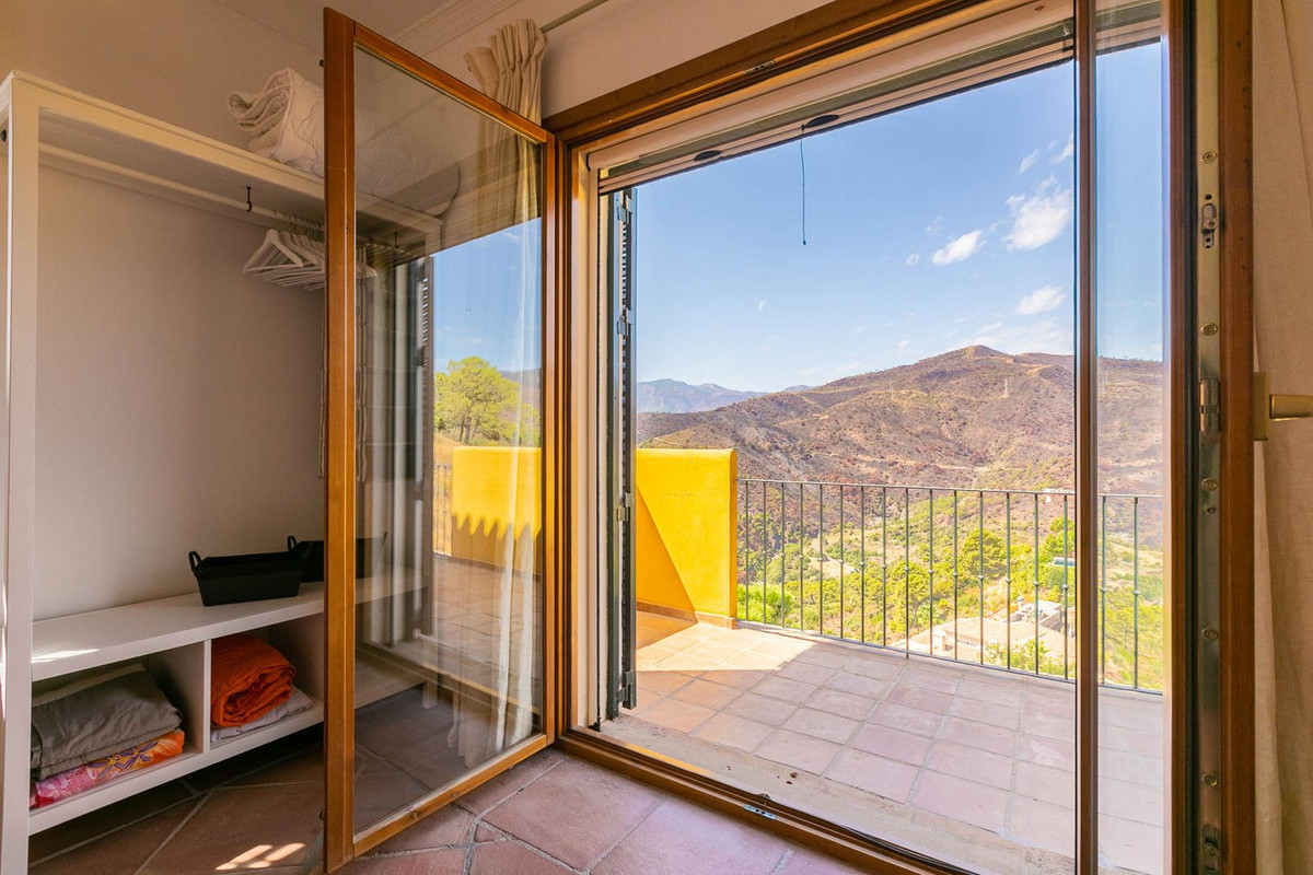 5 Bed Townhouse for sale in Benahavís Costa Del Sol, Málaga, Spain