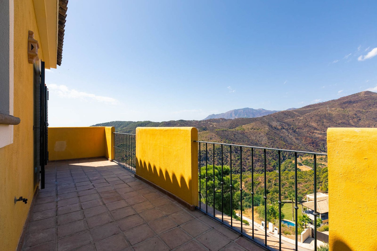 5 Bed Townhouse for sale in Benahavís Costa Del Sol, Málaga, Spain
