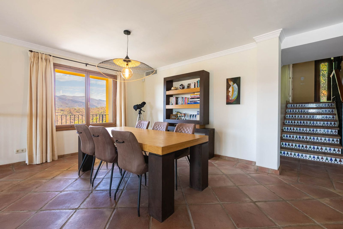 5 Bed Townhouse for sale in Benahavís Costa Del Sol, Málaga, Spain