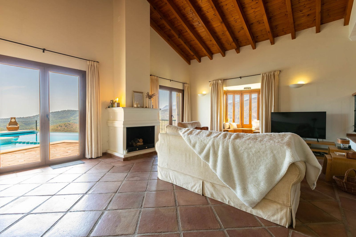 5 Bed Townhouse for sale in Benahavís Costa Del Sol, Málaga, Spain