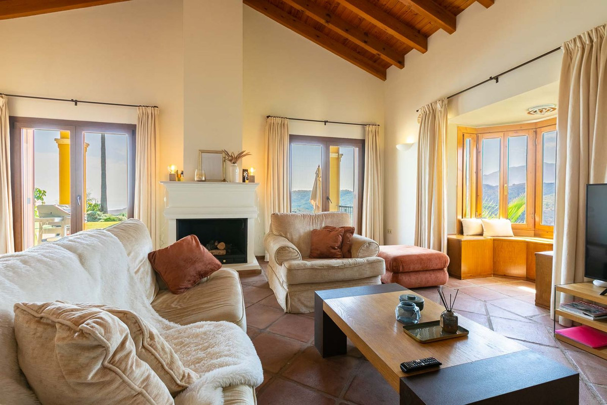 5 Bed Townhouse for sale in Benahavís Costa Del Sol, Málaga, Spain