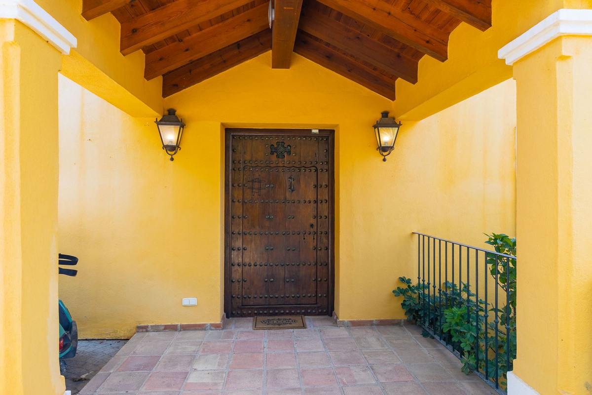 5 Bed Townhouse for sale in Benahavís Costa Del Sol, Málaga, Spain