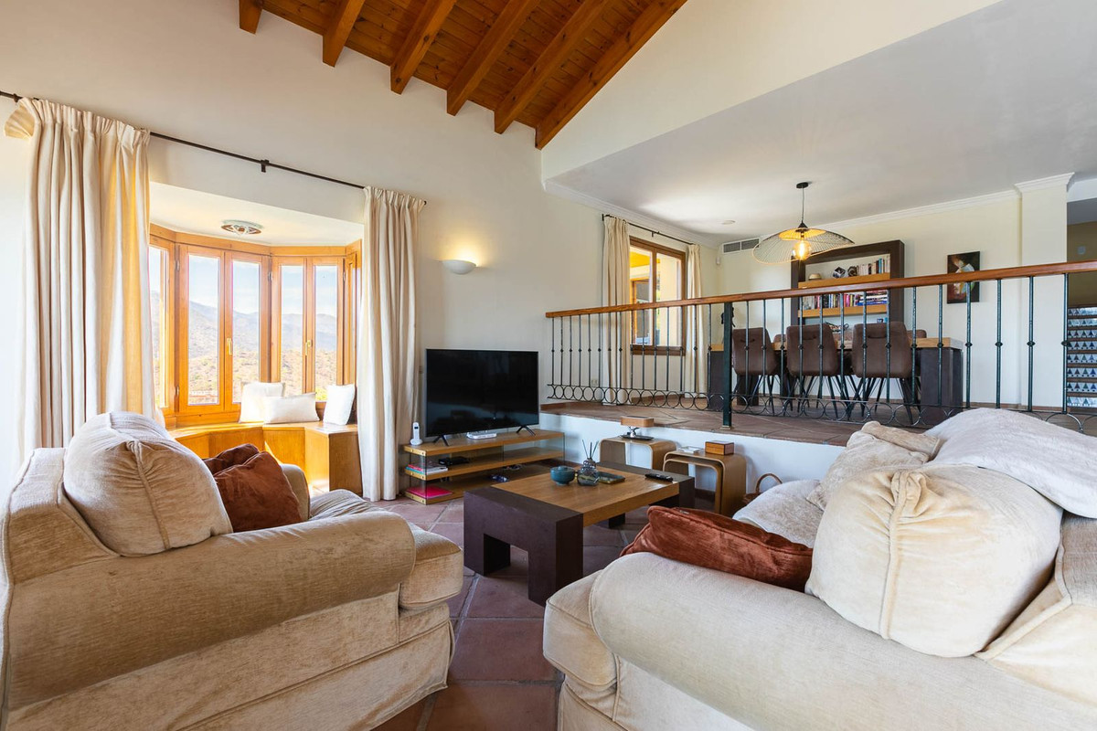 5 Bed Townhouse for sale in Benahavís Costa Del Sol, Málaga, Spain