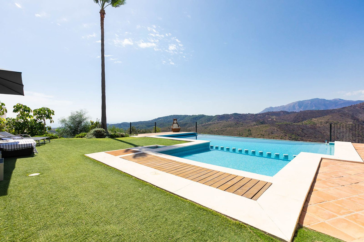 5 Bed Townhouse for sale in Benahavís Costa Del Sol, Málaga, Spain