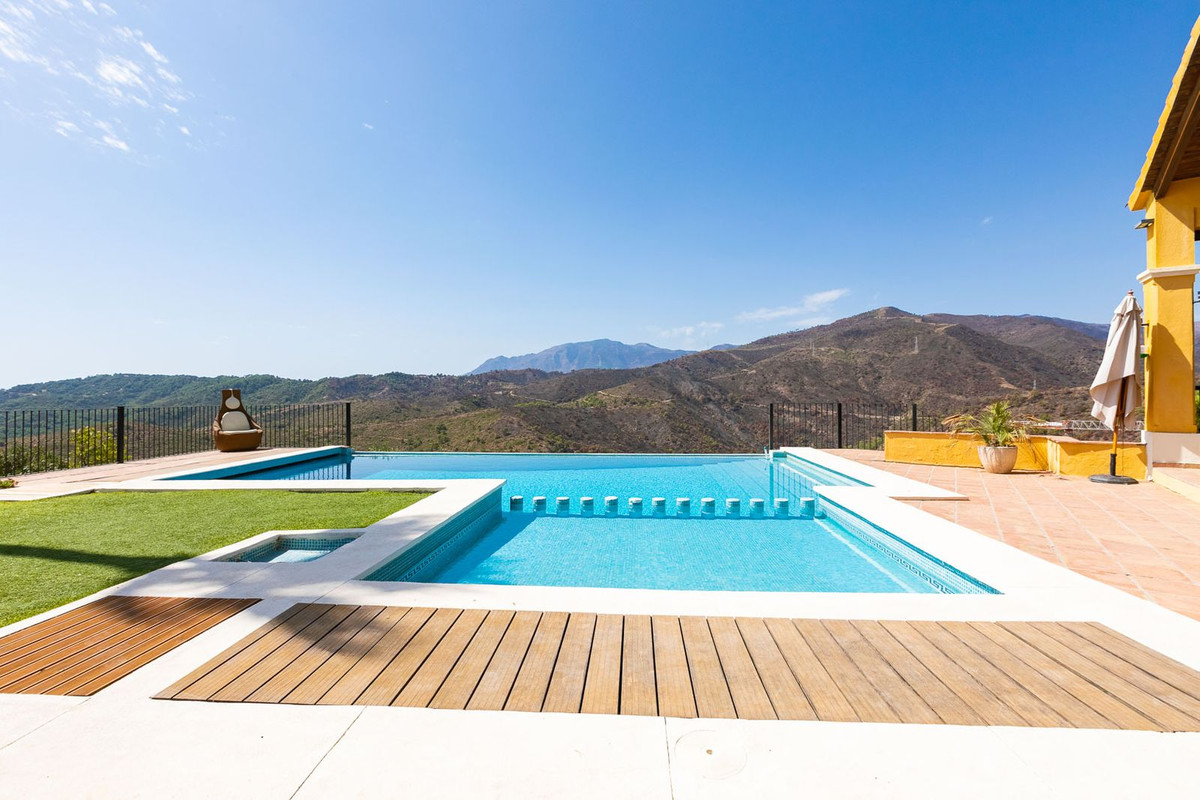 5 Bed Townhouse for sale in Benahavís Costa Del Sol, Málaga, Spain
