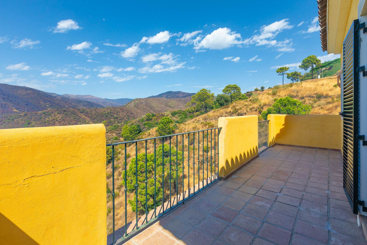 5 Bed Townhouse for sale in Benahavís Costa Del Sol, Málaga, Spain