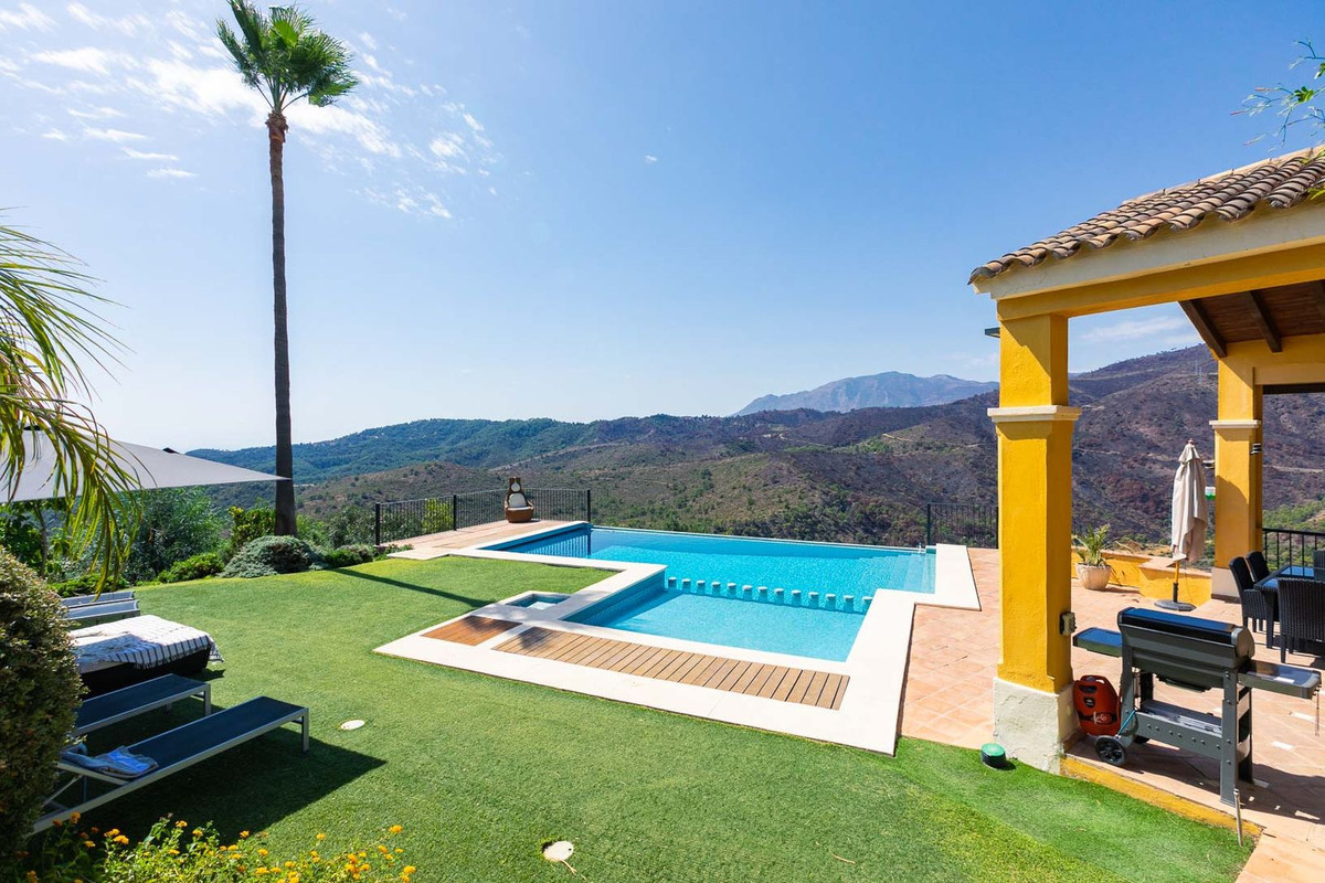 5 Bed Townhouse for sale in Benahavís Costa Del Sol, Málaga, Spain
