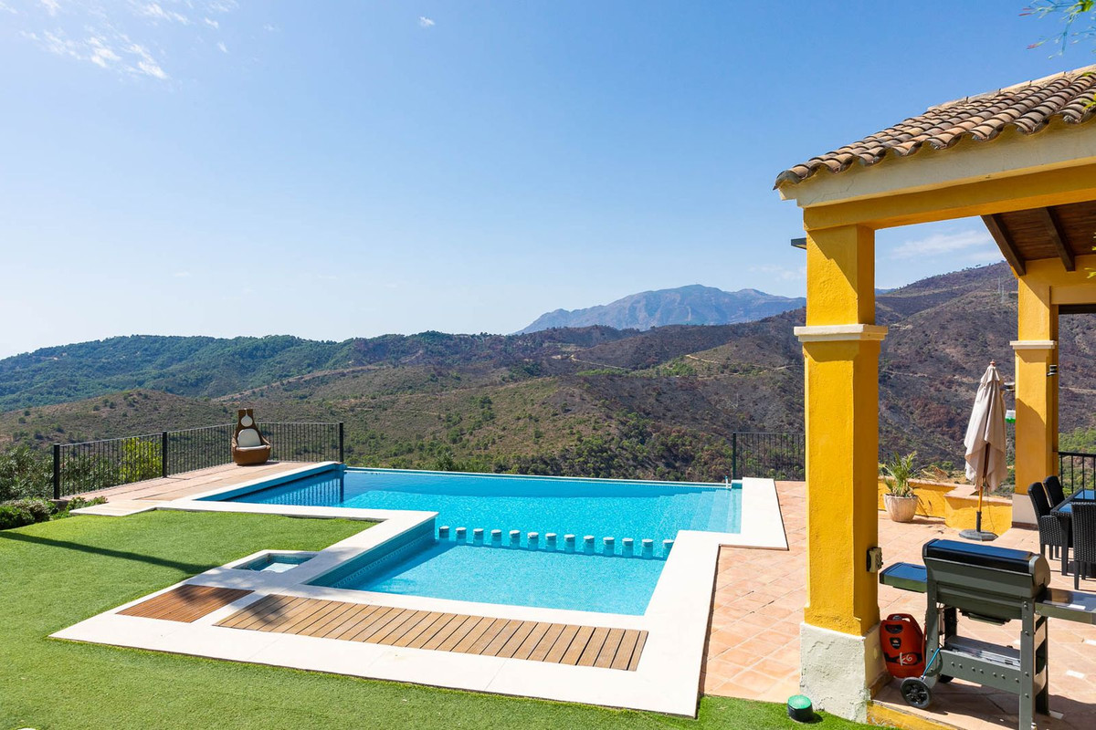 5 Bed Townhouse for sale in Benahavís Costa Del Sol, Málaga, Spain