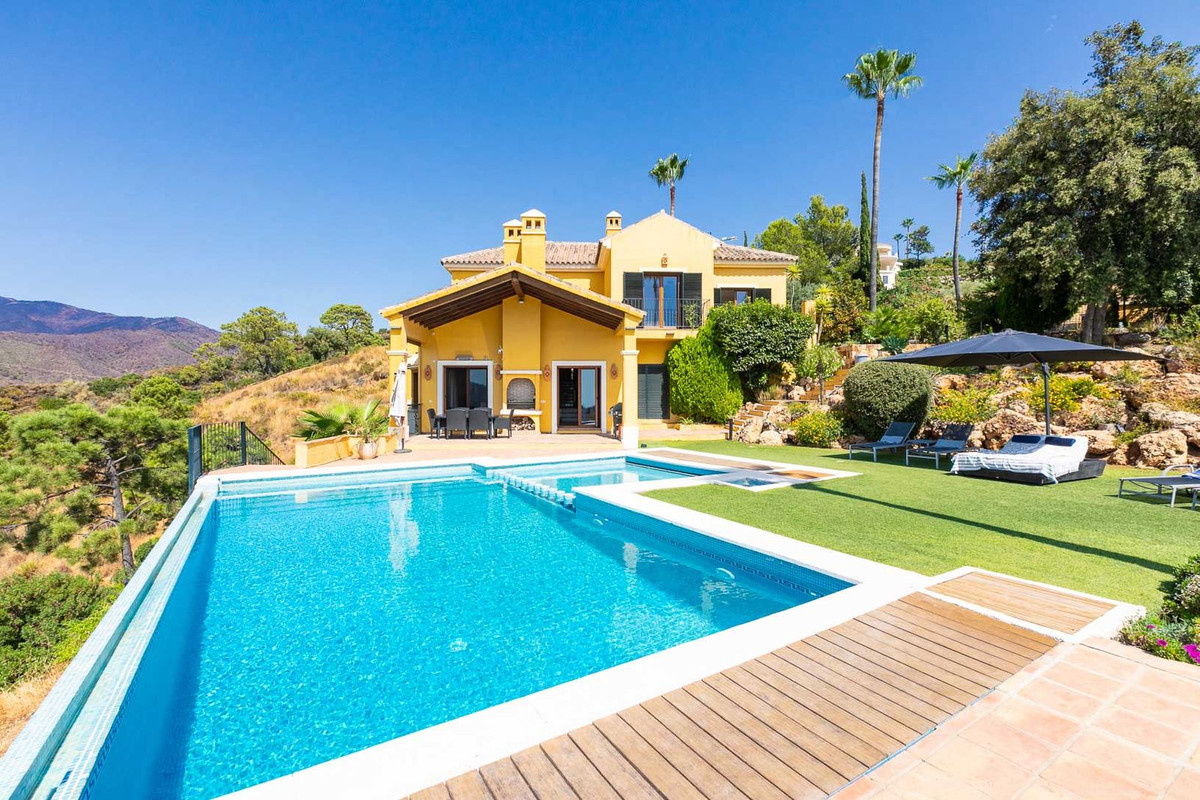5 Bed Townhouse for sale in Benahavís Costa Del Sol, Málaga, Spain