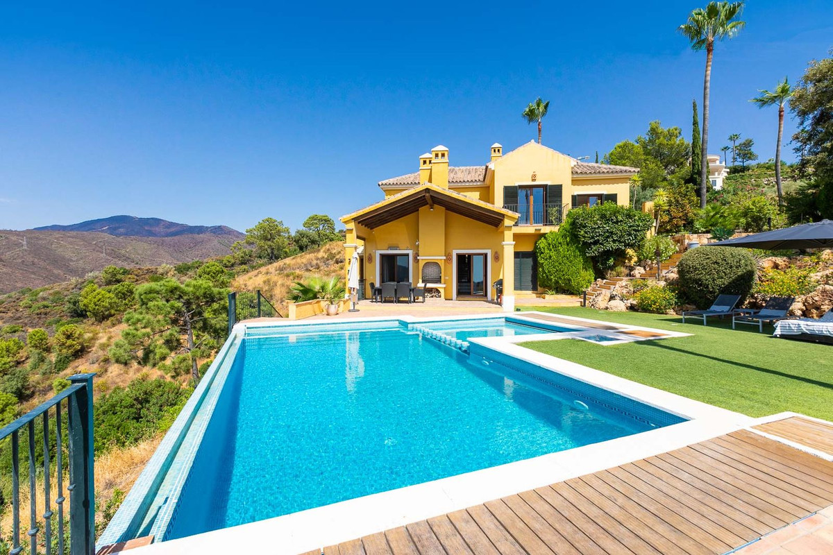 5 Bed Townhouse for sale in Benahavís Costa Del Sol, Málaga, Spain