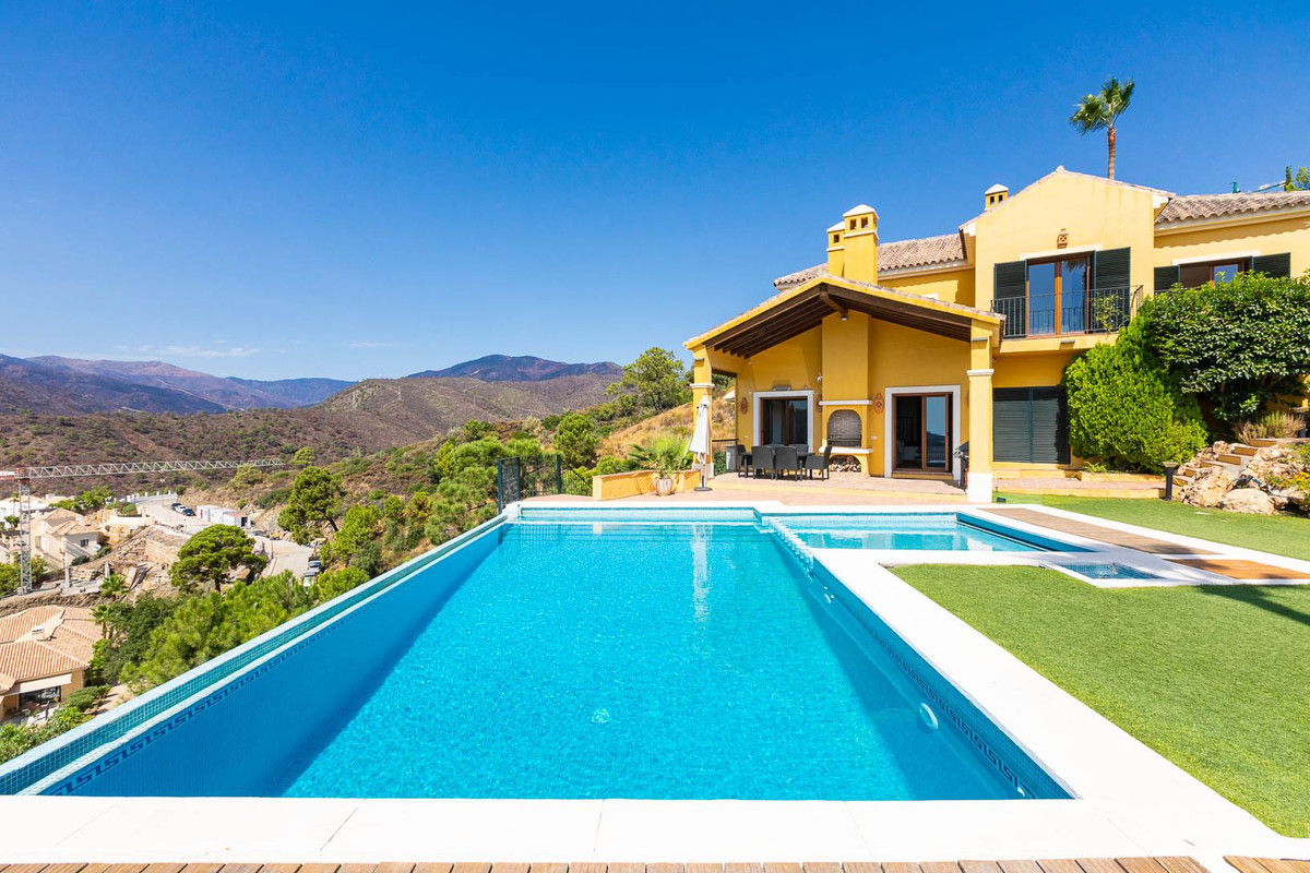 5 Bed Townhouse for sale in Benahavís Costa Del Sol, Málaga, Spain