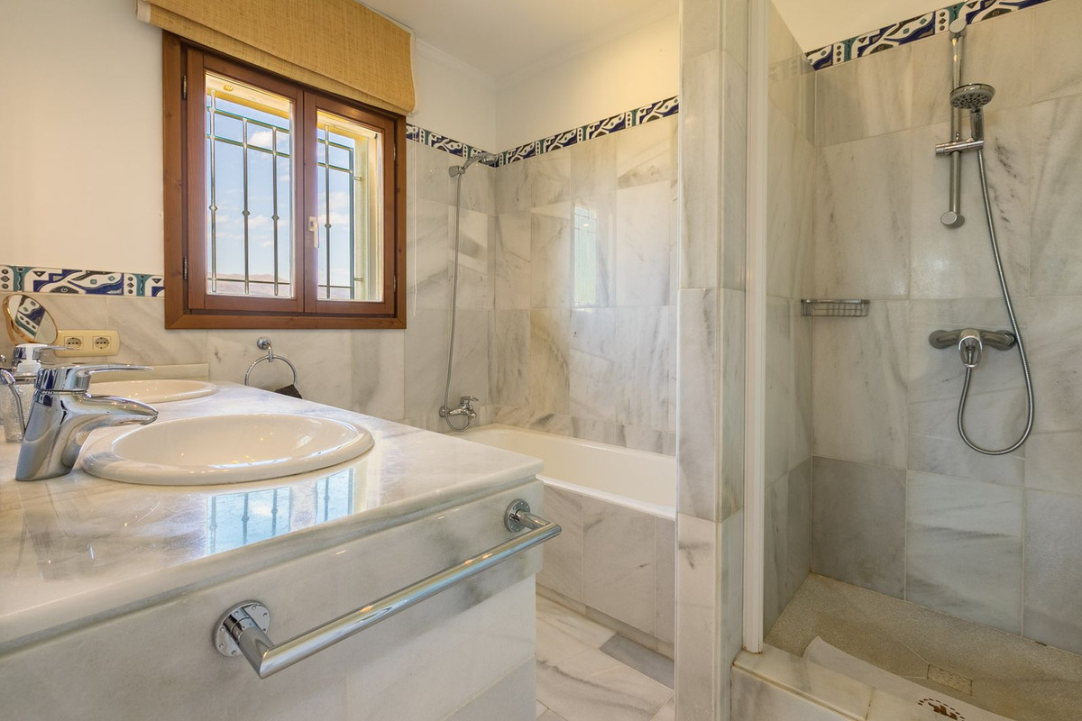 5 Bed Townhouse for sale in Benahavís Costa Del Sol, Málaga, Spain