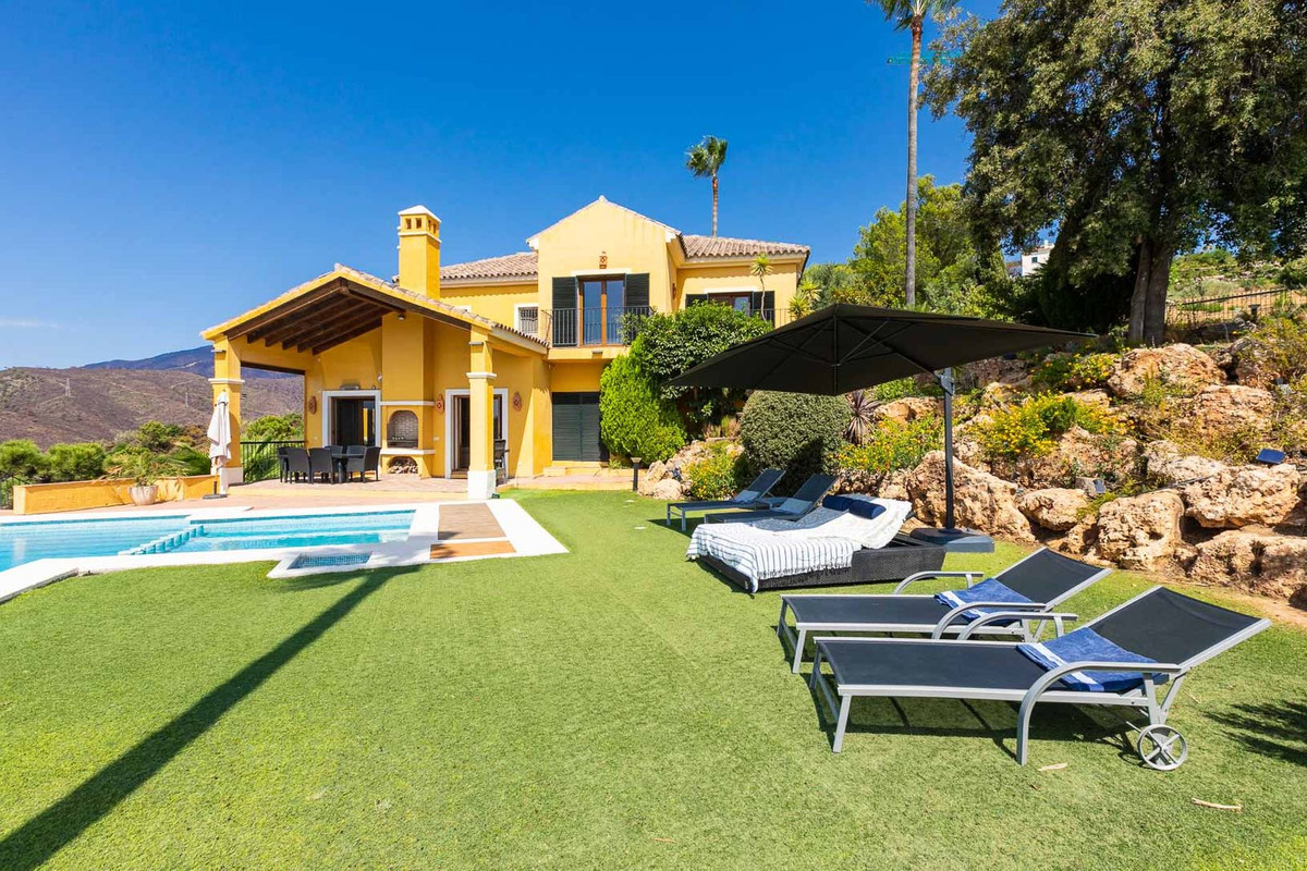 5 Bed Townhouse for sale in Benahavís Costa Del Sol, Málaga, Spain