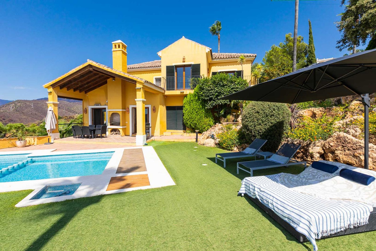 5 Bed Townhouse for sale in Benahavís Costa Del Sol, Málaga, Spain