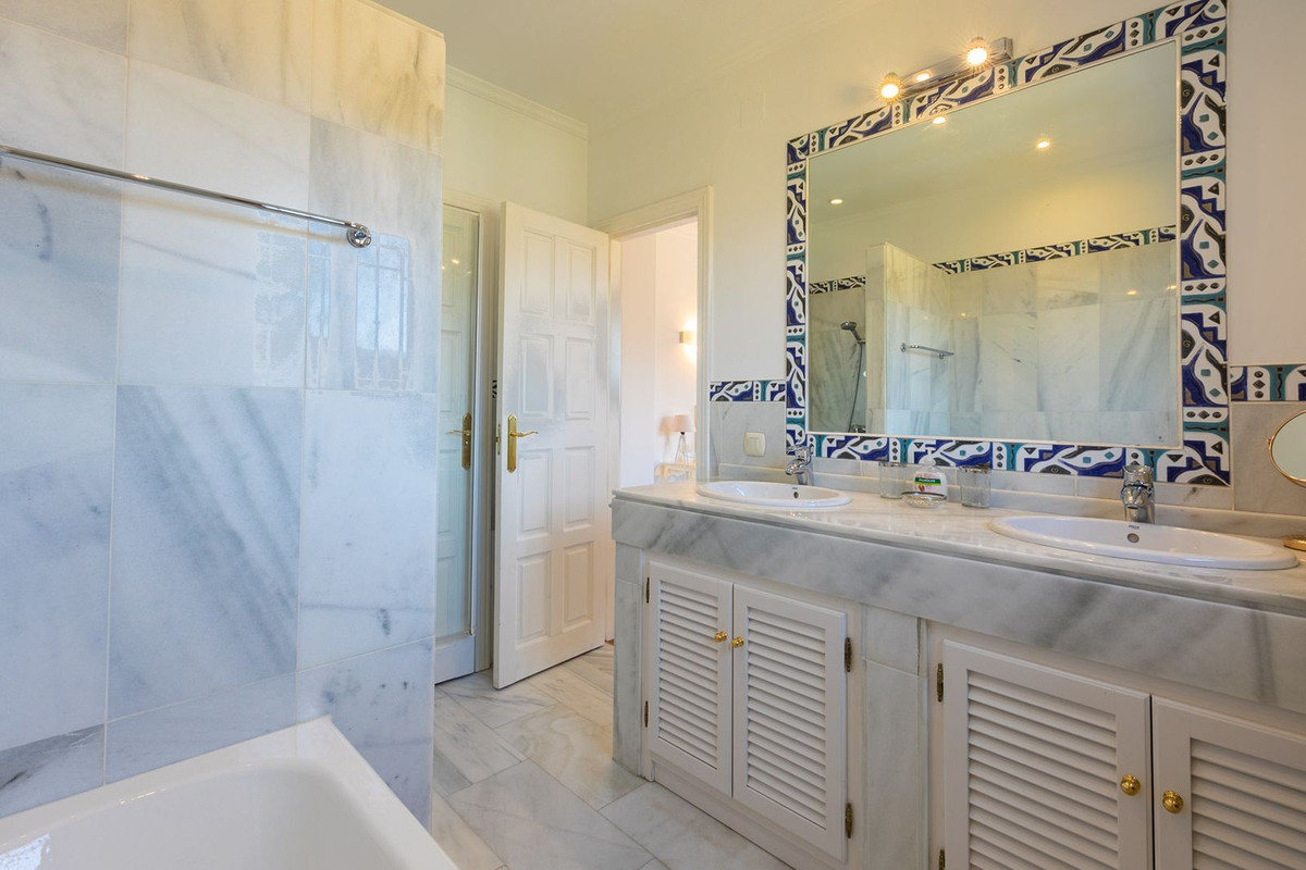 5 Bed Townhouse for sale in Benahavís Costa Del Sol, Málaga, Spain