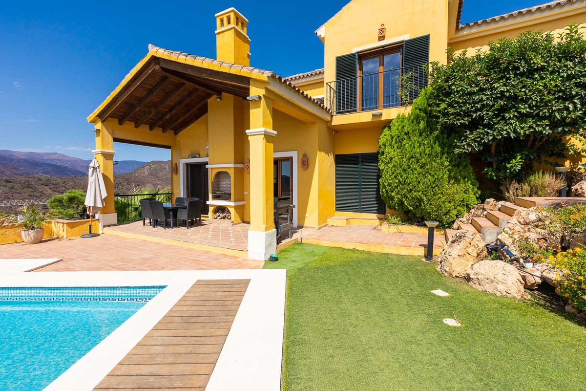 5 Bed Townhouse for sale in Benahavís Costa Del Sol, Málaga, Spain
